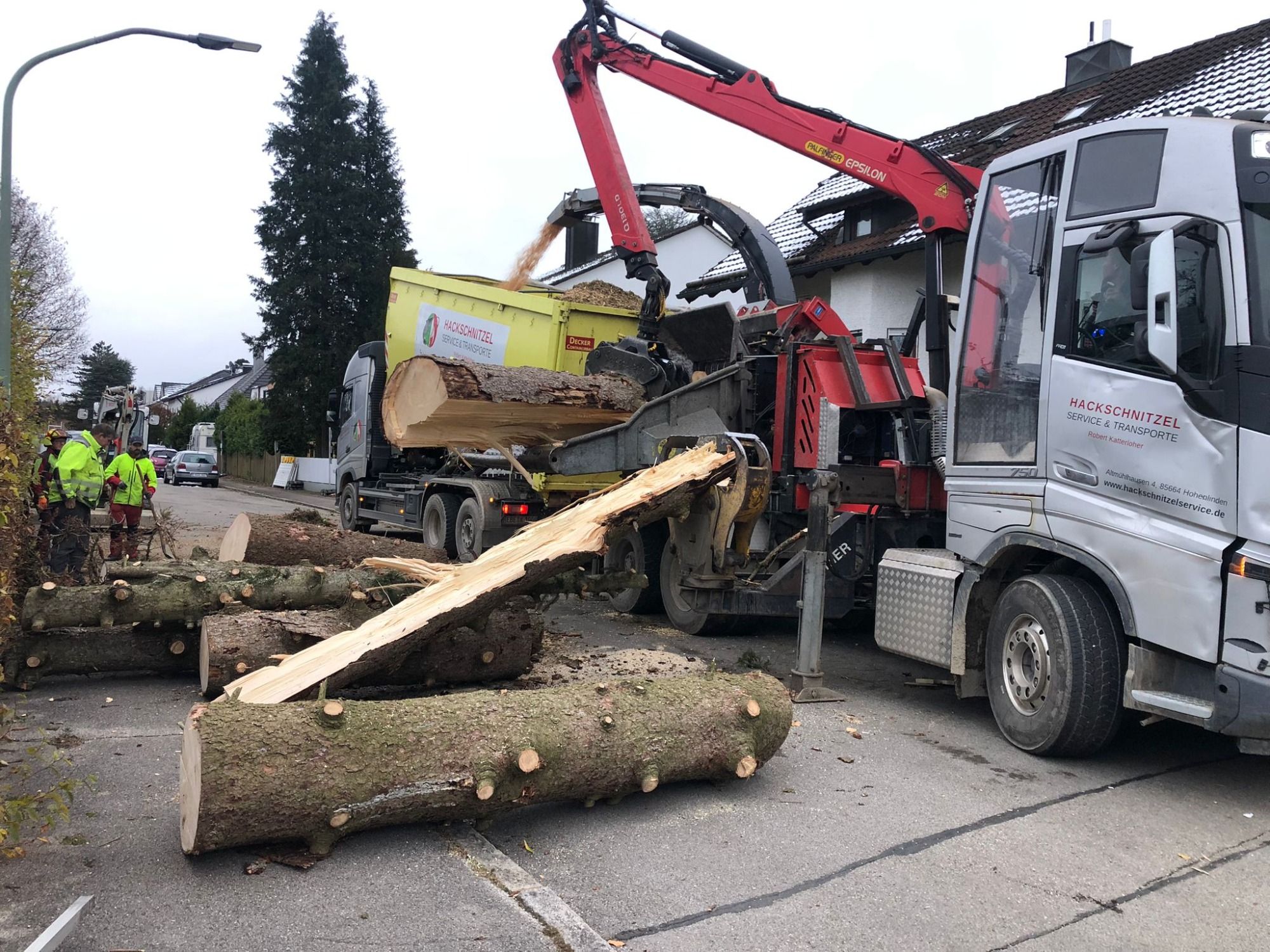 Stamm- und Astholz wird vor Ort zu Hackschnitzeln verarbeitet.