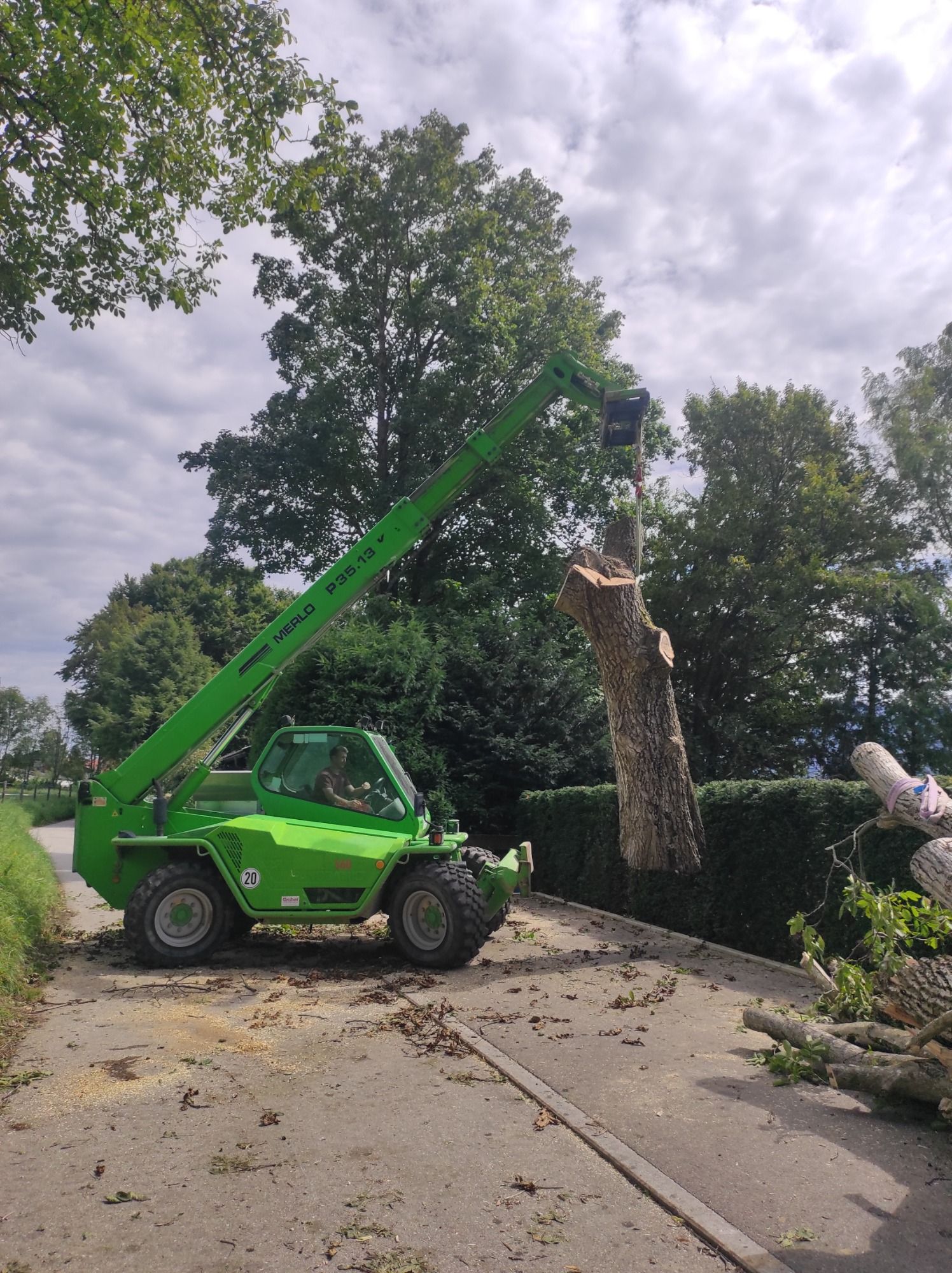 Ein schweres Stammstück wird mit dem Teleskoplader bewegt.
